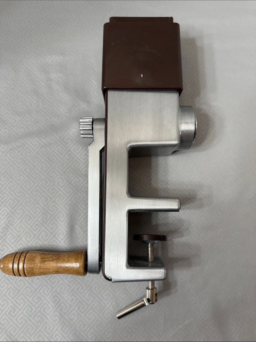 Vtg  Back to Basics Manual Hand Crank Wood Handle Grain Mill Grinder Model #555
